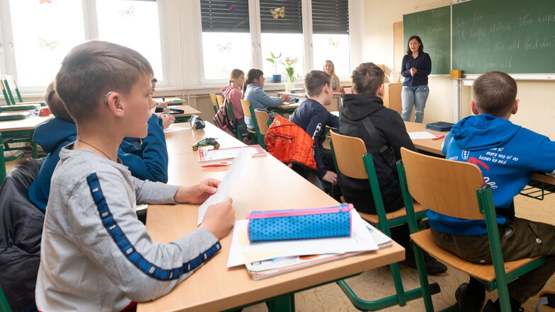 In der Schule am Höckendorfer Weg in Dresden werden derzeit rund 280 Schüler und Schülerinnen unterrichtet, die aus der Ukraine geflohen sind. Im kommenden Schuljahr müssen sie woanders lernen.