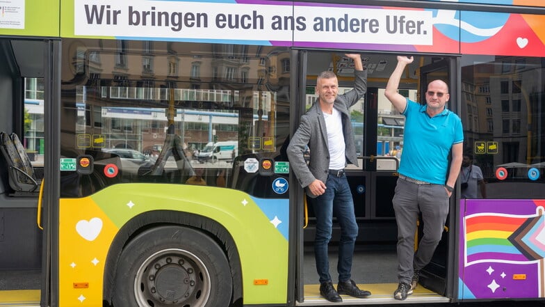 DVB-Vorstand Lars Seiffert und CSD-Vorstandssprecher Ronald Zenker im neuen Dresdner "Pride"-Bus, der beim CSD zum Einsatz kommen wird.