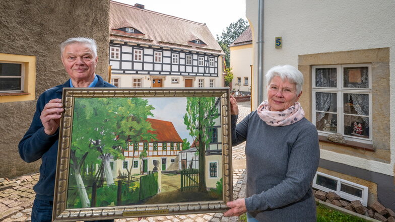 Reiner Geßner und Gisela Müller mit dem Bild des Hofs. Das Gebäude links hat damals noch nicht existiert. Das alte Wohnhaus ist heute restauriert.