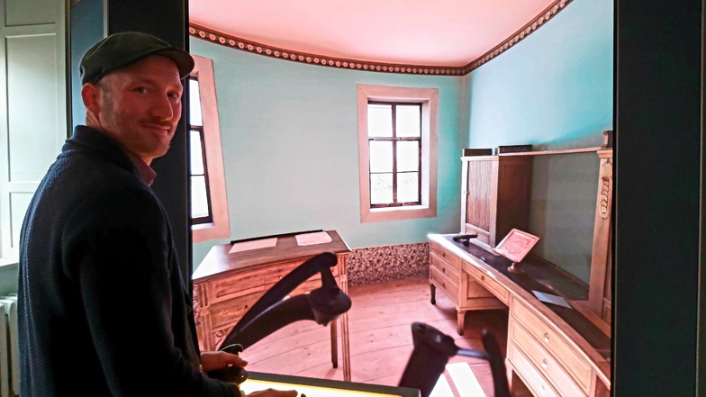 Betreten möglich, Anfassen erwünscht: Alexander Methfessel am „Goethe-Apparat“, der Goethes Arbeitszimmer als Medienstation präsentiert.