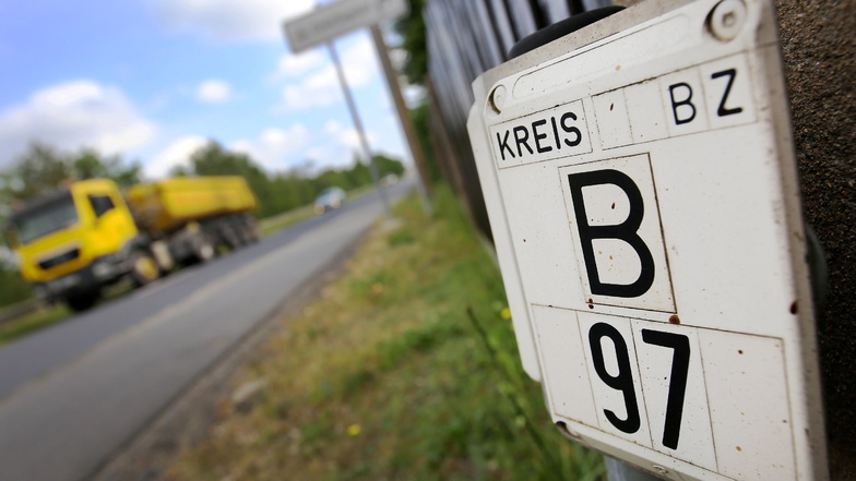 Die B97 führt quer durch Ottendorf-Okrilla. Viele Autofahrer nutzen sie auf dem Weg in Richtung Hoyerswerda. Ottendorfer leiden unter dem starken Autoverkehr.