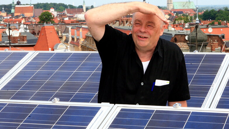 Er ist ein Vorreiter der Energiewende in Görlitz: Hausbesitzer Bernd Thiedig aus Berlin rüstet seine Häuser schon immer energiesparend aus. Solaranlagen auf dem Dach gehören bei ihm zum Standard. Das Foto entstand 2008.
