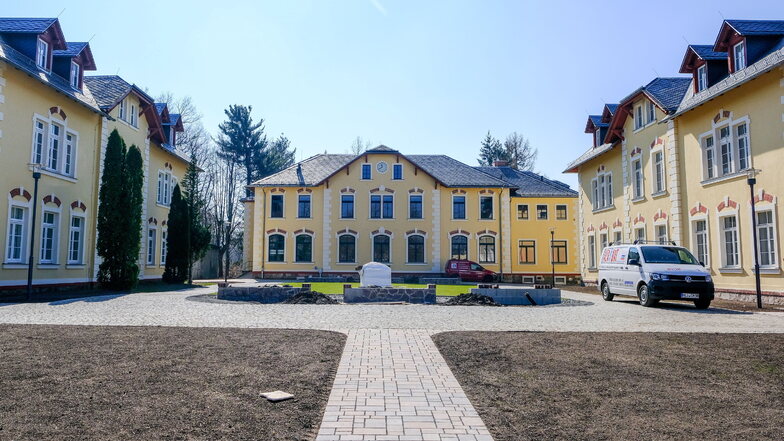Das Gelände des Schulcampus Am Knabenberg ist fast fertig gestaltet. Im künftigen zweiten Internatsgebäude (re.) wird noch gearbeitet. Das Schulgebäude (Mitte) und das Wohnheim (li.) werden seit dem Beginn des aktuellen Schuljahrs im Herbst 2021 genutzt.
