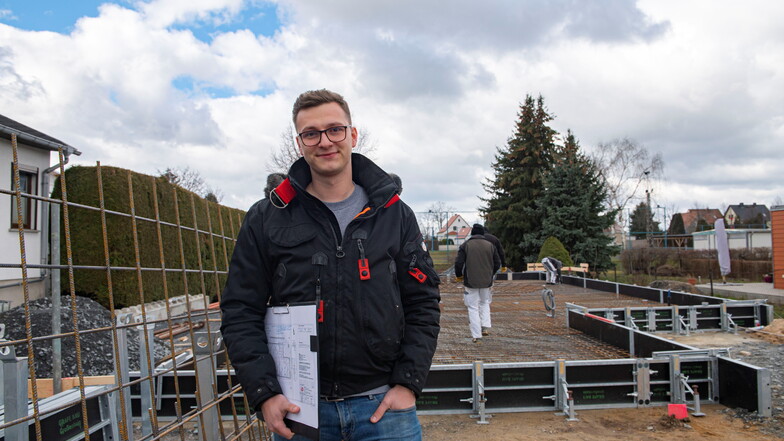 Clemens Grafe auf der Baustelle eines Einfamilienhauses in Merschwitz. Der Juniorchef des Bauunternehmens Grafe aus Stroga hat viele Pläne.