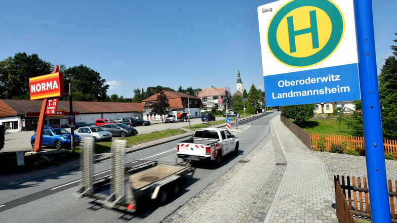 Die Bushaltestelle an der B96 am Landmannsheim in Oberoderwitz. Hier würde dann der Schulbus halten.