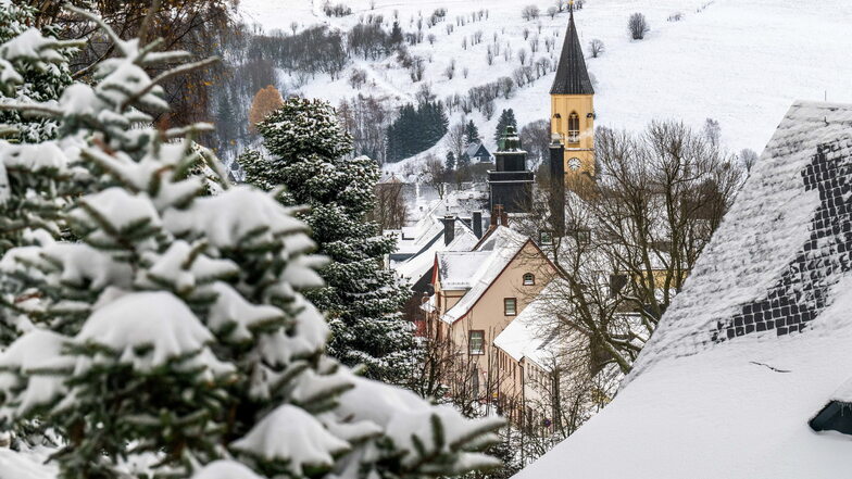 Mit Schnee bedeckt ist die Landschaft rund um Oberwiesenthal im Erzgebirge