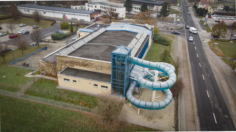 Die Kamenzer Schwimmhalle ist in die Jahre gekommen und soll durch einen Neubau ersetzt werden. Für die weiteren Planungen gab der Bautzener Kreistag am Montagabend grünes Licht.