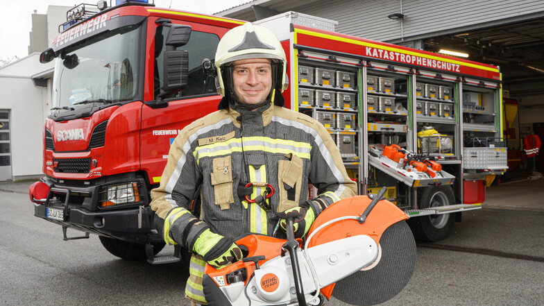 Brandmeister Martin Kelz zeigt den neuen Rüstwagen der Berufsfeuerwehr in Bautzen. Zur Ausstattung gehört ein Trennschleifer, der zum Beispiel bei der Hilfe nach Unfällen nützlich sein kann.