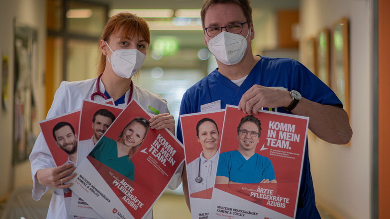 Personalmangel macht erfinderisch: Das Kamenzer Krankenhaus hat jetzt eine Plakataktion gestartet. Dabei zeigen Mitarbeiter Gesicht. Stationsärztin Vera Kashirova und Dr. Rüdiger Soukup, Chefarzt der Inneren Medizin, zeigen die Probedrucke.