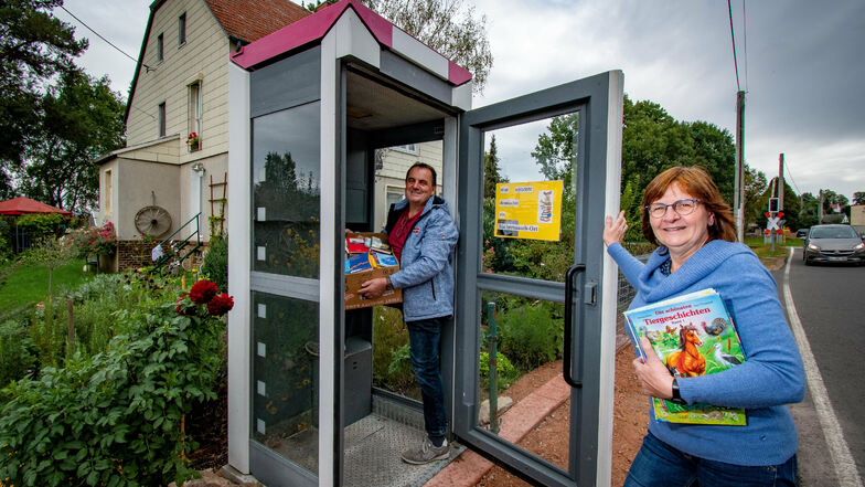 André und Sylvia Wagler haben an ihrem Grundstück in Masten eine ausrangierte Telefonzelle als Büchertauschstelle aufgebaut. Der öffentliche Bücherschrank ist noch nicht fertig. Regale und neue Farbe fehlen noch.