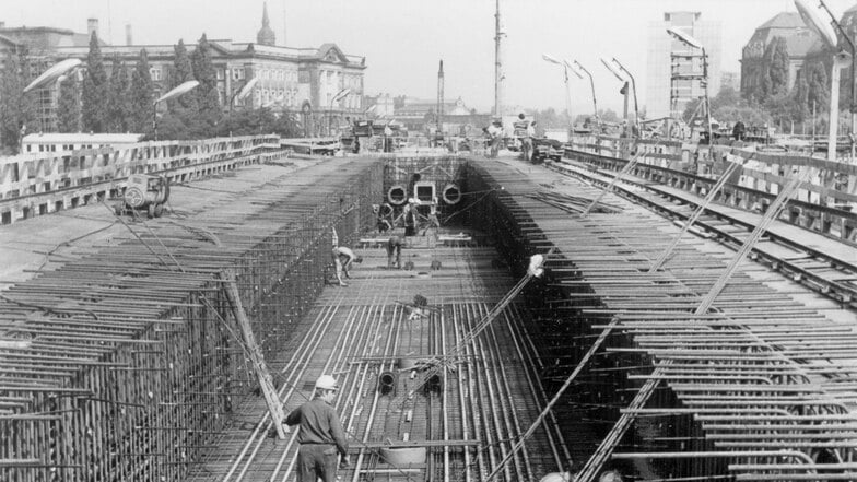 Ein Blick ins Innere des jetzt eingestürzten Brückenzugs der Carolabrücke im April 1968. Hier bauen Eisenflechter die Stahlbewehrung im sogenannten Hohlkasten der Brücke ein.