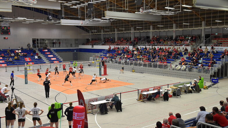 Das Dach in der Dresdner Margon-Arena ist weiterhin undicht – das könnte sowohl für die Basketballer als auch für die Volleyballerinnen ernste Konsequenzen haben.