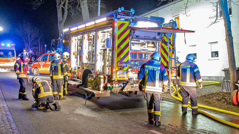 Bei einem Wohnungsbrand in Grünhain-Beierfeld wurde am Dienstagabend ein Feuerwehrmann verletzt.