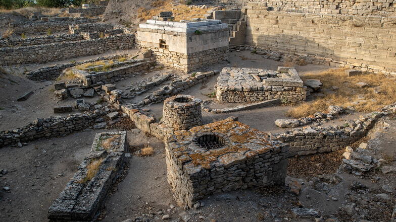 Die Ausgrabungsstätte in Troja bietet Zeugnisse menschlichen Lebens aus sechs Jahrtausenden. Die Archäologen haben die Funde in zehn Schichten untergliedert.