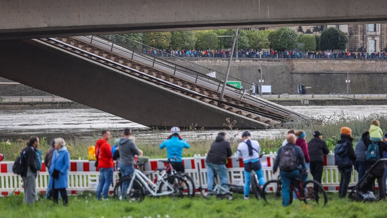 Tausende Schaulustige beobachten bisher das steigende Hochwasser und die kaputte Brücke.