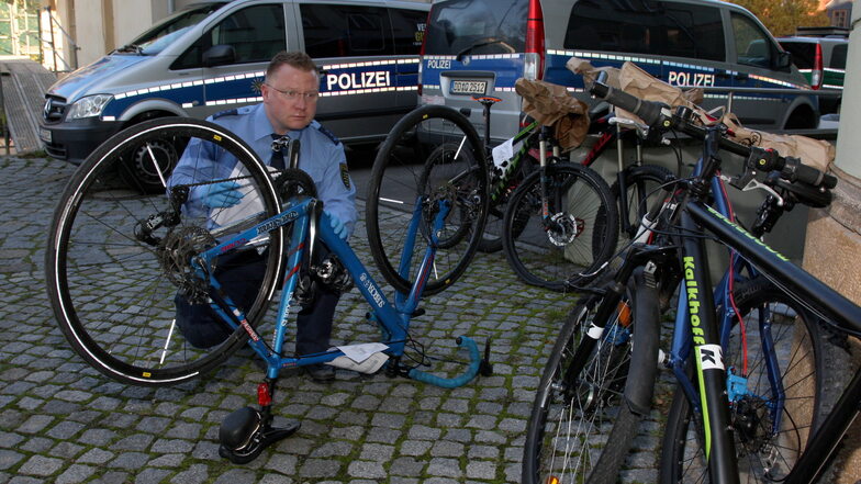 Ein Ermittler überprüft im Hof des Polizeireviers Pirna gestohlene und sichergestellte Fahrräder. Das Diebesgut wird von ihm kriminaldienstlich erfasst.