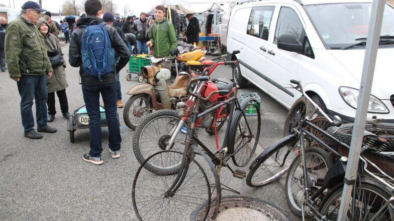 Freunde der motorlosen Fortbewegung kamen auch auf ihre Kosten. Ein Händler bot alte Fahrräder an.