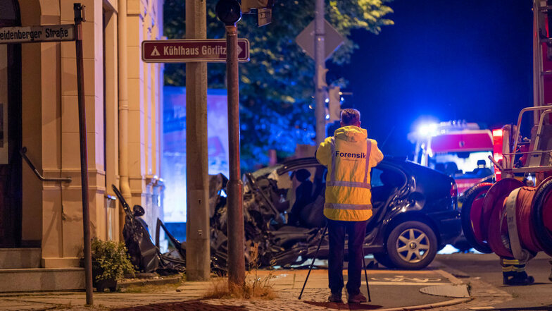 Polizeibeamte ermitteln am Görlitzer Unfallort am Sonntagabend.