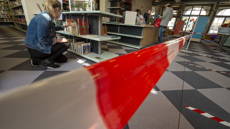 Das Absperrband in der Bibliothek weist den Besuchern jetzt den vorgeschriebenen Weg.