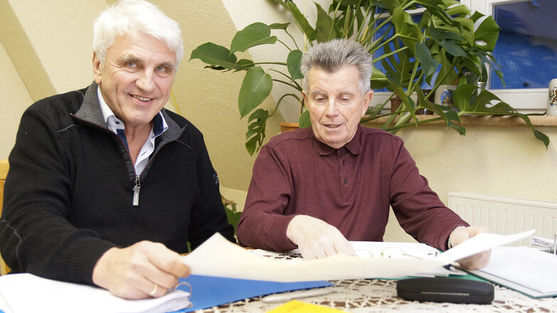 Christian Lantzsch (links) und Bernd Hoffmann sitzen über Protokollen und Plänen. Sie wollen mit der Gründung einer Stiftung Schloss Schleinitz  vor einer Privatisierung bewahren.