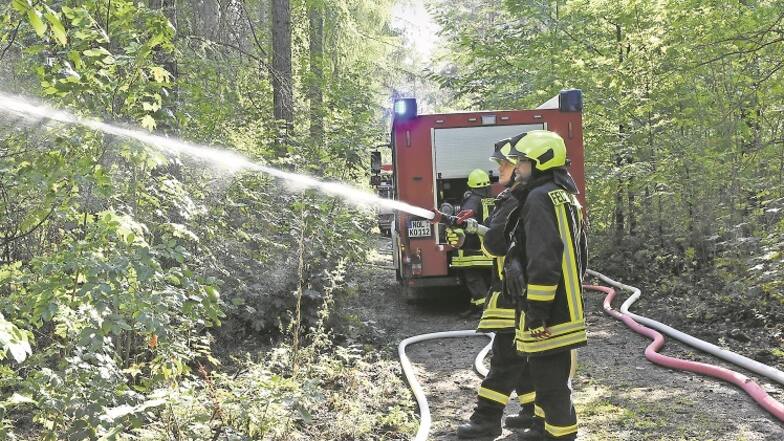 Die Kameraden der Freiwilligen Feuerwehr von Krauschwitz Ost bei einem Waldbrandeinsatz in Richtung der Großen Kaoline bei Gablenz.