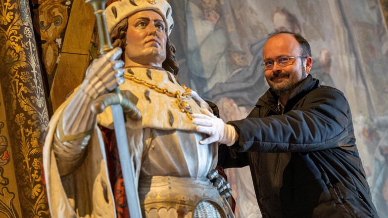 Museologe Falk Dießner inspiziert die Statue von Friedrich dem Streitbaren in der Albrechtsburg.