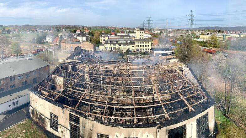 Von oben ist das Ausmaß des Brandes am 16. April auf der Heidenauer Breitscheidstraße besonders eindrücklich zu sehen.