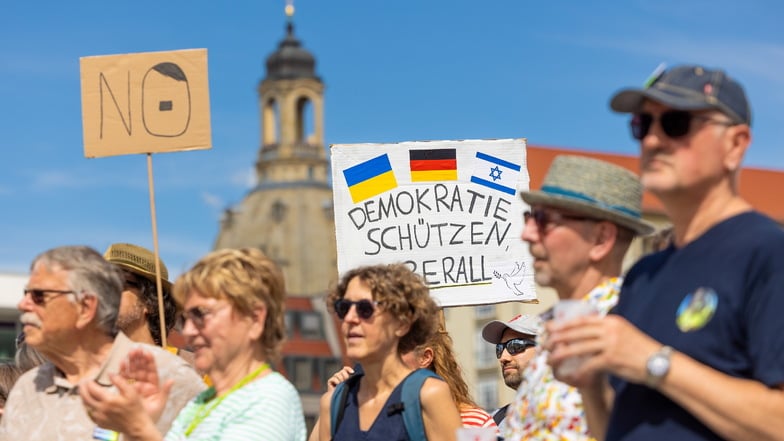 Etwa 2.000 Menschen haben am Samstag in Dresden ein "Fest der Demokratie" gefeiert.