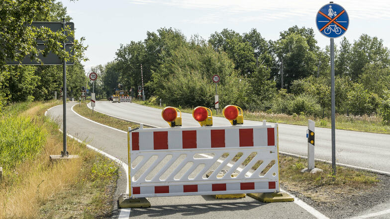 Kein Durchkommen bis 21. August: Die B169 ist wegen der laufenden Sanierung zwischen dem Bahnübergang Tiefenau (Hintergrund) und Gröditz weiterhin gesperrt.