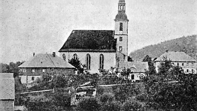 Die Spitzkunnersdorfer Nikolaikirche auf einer historischen Postkartenansicht.