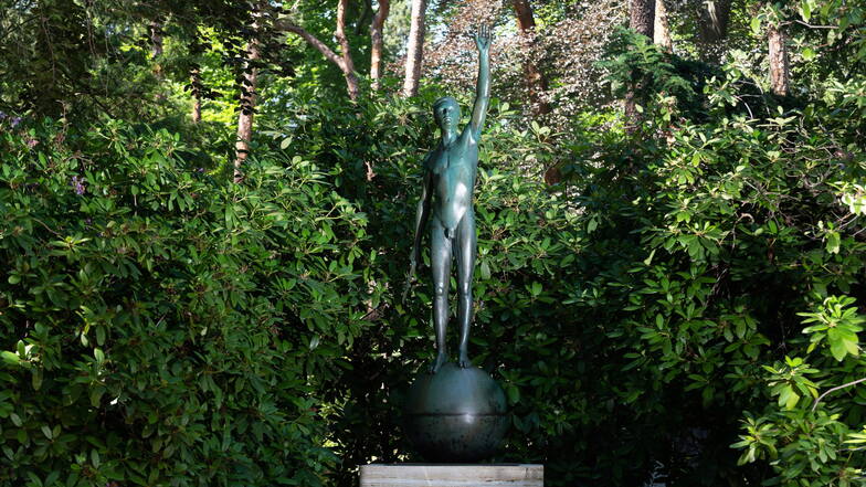 2021 gestohlen, danach restauriert und nun wieder an Ort und Stelle: die Statue des Dresdner Jagdfliegers Max Immelmann. Die beiden mutmaßlichen Diebe stehen seit Dienstag vor Gericht.