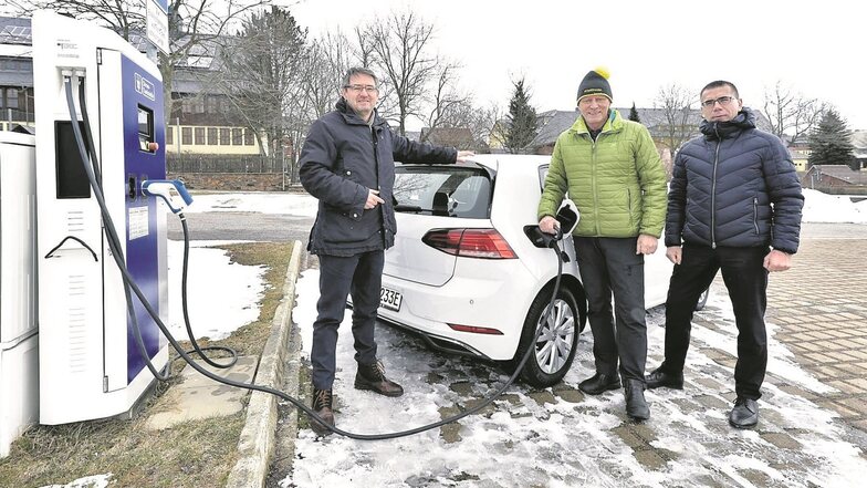 Altenbergs Bürgermeister Thomas Kirsten (Mitte) freut sich über das neue Elektroauto, das die Enso der Stadt zu günstigen Konditionen zur Verfügung stellt.