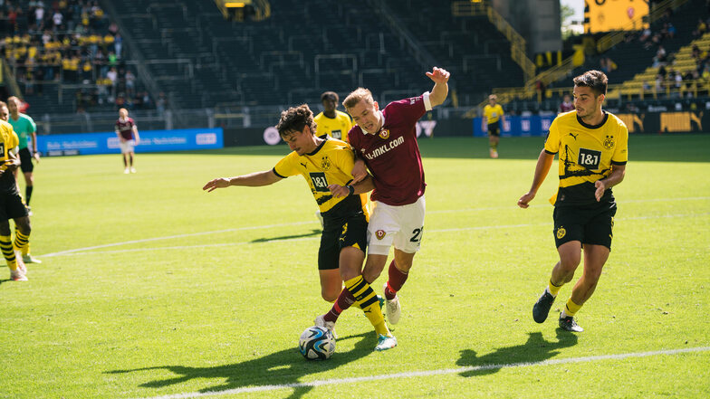 Das Foul an Niklas Hauptmann beschert Dynamo einen Elfmeter - den Borkowski sicher verwandelt.