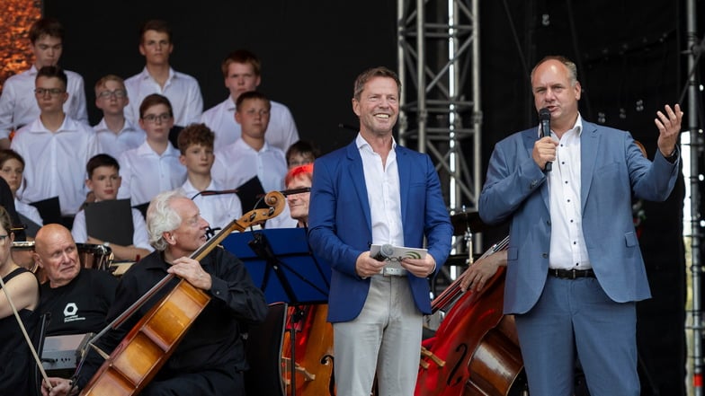 Auf der Bühne am Theaterplatz eröffnete Dresdens Oberbürgermeister Dirk Hilbert das Stadtfest 2024.