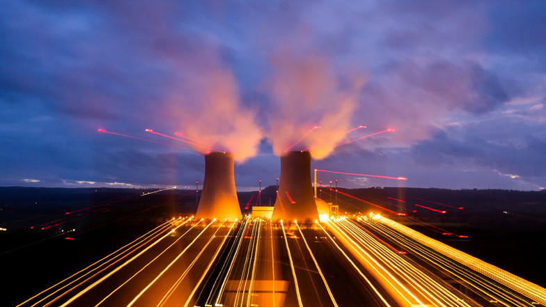 Dampf steigt aus den Kühltürmen des Atomkraftwerks Grohnde in Niedersachsen auf. Künftig können Investitionen in neue AKW als klimafreundlich eingestuft werden.