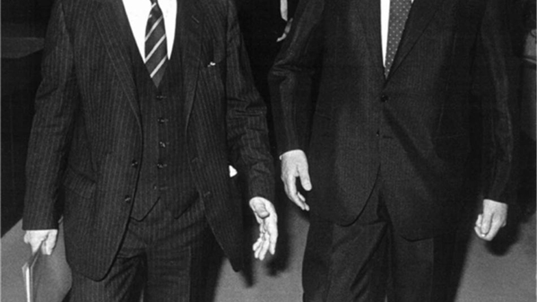 Das Archivbild vom 4.10.1982 zeigt Bundeskanzler Helmut Kohl [r] und seinen Vorgänger Helmut Schmidt auf dem Weg zum Kanzleramt zur Amtsübergabe.