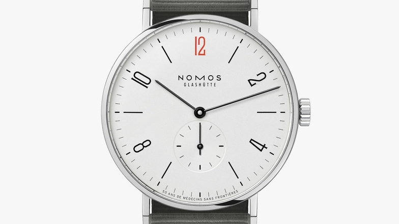 Mit dem Verkauf dieser Uhr unterstützt der Uhrenhersteller Nomos Glashütte die Hilfsorganisation "Ärzte ohne Grenzen".