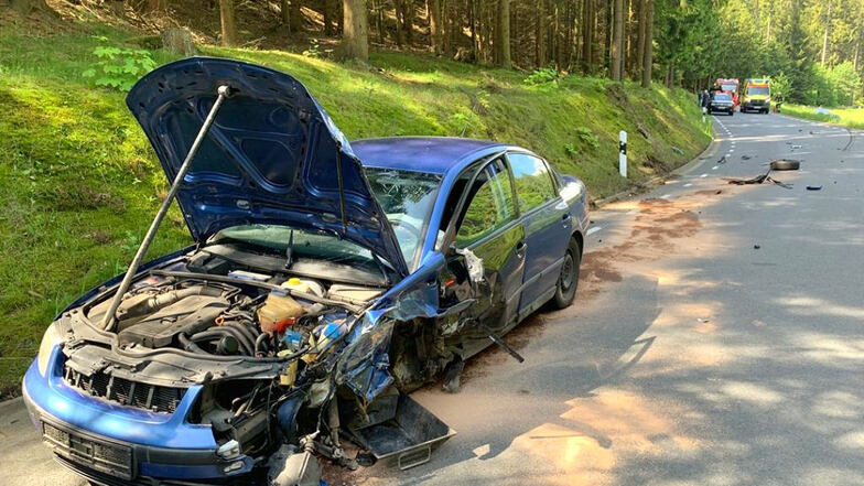 Ein Audi ist mit diesem Passat zusammengestoßen. Der schwere Crash ging für die Fahrer noch glimpflich aus.