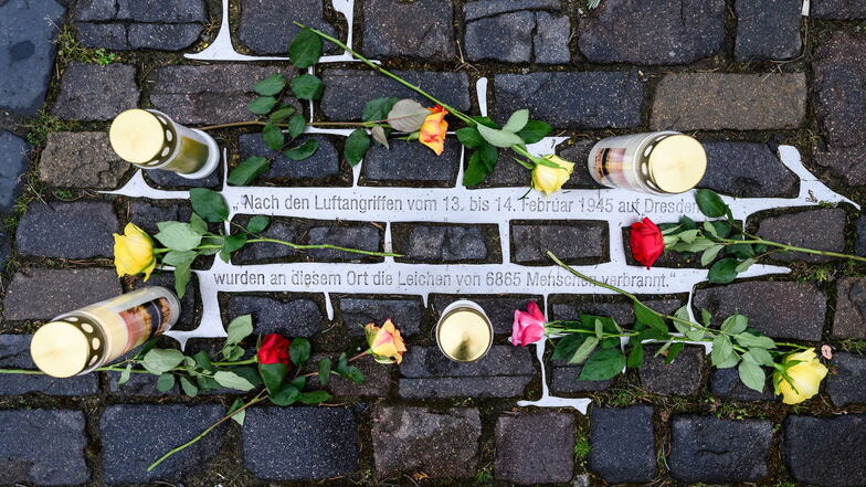 Rosen liegen am 78. Jahrestag der Zerstörung Dresdens im Zweiten Weltkrieg auf dem Altmarkt an einer Gedenkstätte, die an die Opfer der Bombardierung Dresdens erinnern soll.