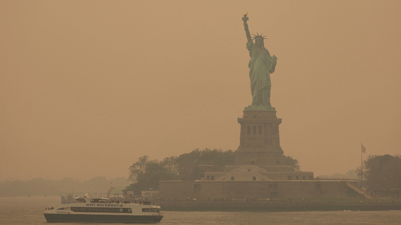 Der Rauch, verursacht durch die Waldbrände in Kanada, ziehen seit Dienstag bis nach New York. Der Himmel der Millionen-Metropole ist inzwischen vollkommen verdunkelt.