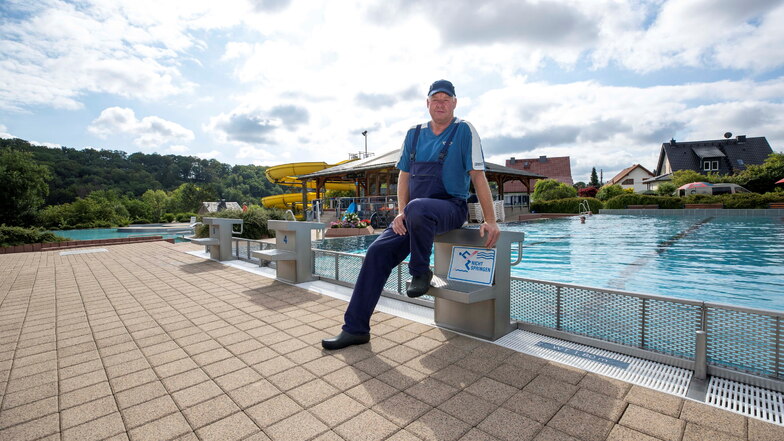 Für Schwimmmeister Jürgen Fischer gibt es immer was zu tun. Wenn wenig im Dorfhainer Bad los ist, dann führt er Reparaturen durch.
