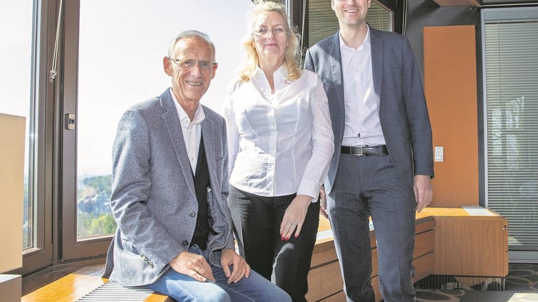 Dieter Schröter (l.) hat die Berghotel Bastei GmbH, zu der auch das Panoramarestaurant gehört, verkauft. Petra Morgenstern und ihr Sohn Kai Reiße wagen mit der Bastei einen beruflichen Neustart.