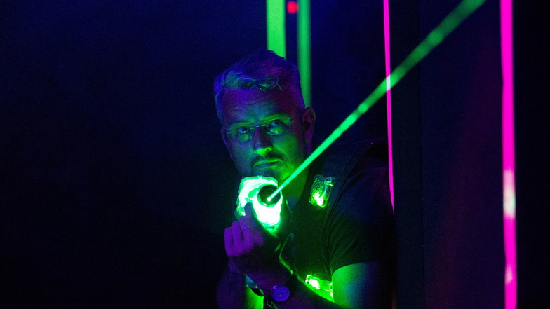 "Wer stehen bleibt, verliert." SZ-Reporter Jörg Stock streift mit seinem Phaser durch die Nachtlandschaft von Lasertag Pirna.