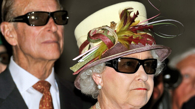 2010: Elizabeth II. und ihr Gatte Prinz Philip tragen 3D-Brillen in den Pinewood Studios.