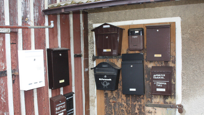Wohnungen zum Schein anzumieten, ist offenbar nicht nur ein Görlitzer Problem. Das Foto aus dem Vorjahr zeigt Briefkästen von Privatleuten und einer Firma an einem leer stehenden Haus in Kunnersdorf.