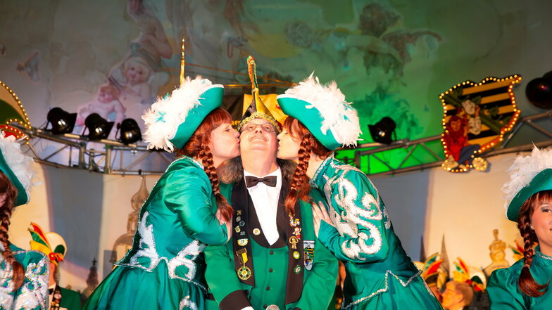 Geküsst werden konnte diese Jahr nicht. Der Humor ist Dresdens Ober-Karnevalist Michael Thiele (M.) dennoch nicht vergangen.