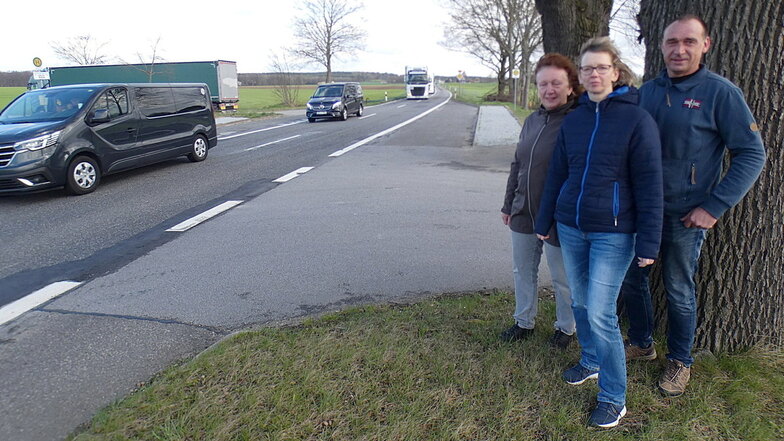 Angelika, Mandy und Heiko Kasper (v.l.) stehen an der Stelle, wo ab Montag Kinder aus dem Malschwitzer Ortsteil Briesing die B156 überqueren sollen, um in den Schulbus zu steigen.