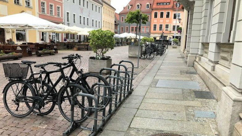 Neue Fahrradständer auf dem Pirnaer Untermarkt: Zusätzlich Platz für zehn Räder.