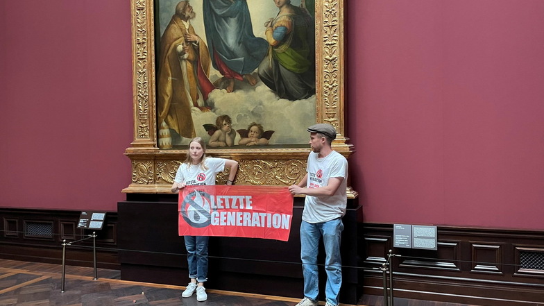 Zwei Klima-Demonstranten klebten sich im August an die weltberühmte "Sixtinische Madonna" in der Dresdner Gemäldegalerie Alte Meister.