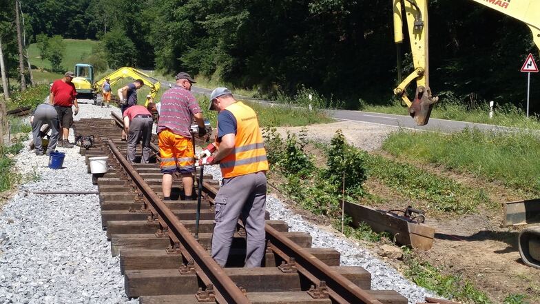 Seit Februar heißt es ranklotzen. Fast in Windeseile haben die Schwarzbachbahner an ihrer neuen Strecke in Lohsdorf gearbeitet und die Schienen verlegt.